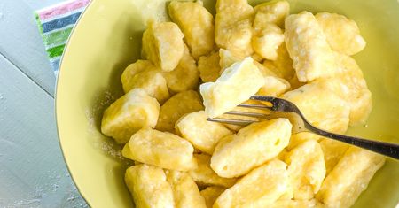 Zamiast lepić pierogi, robię coś lepszego. Smakują jak ruskie, a przepis jest szybki i prosty