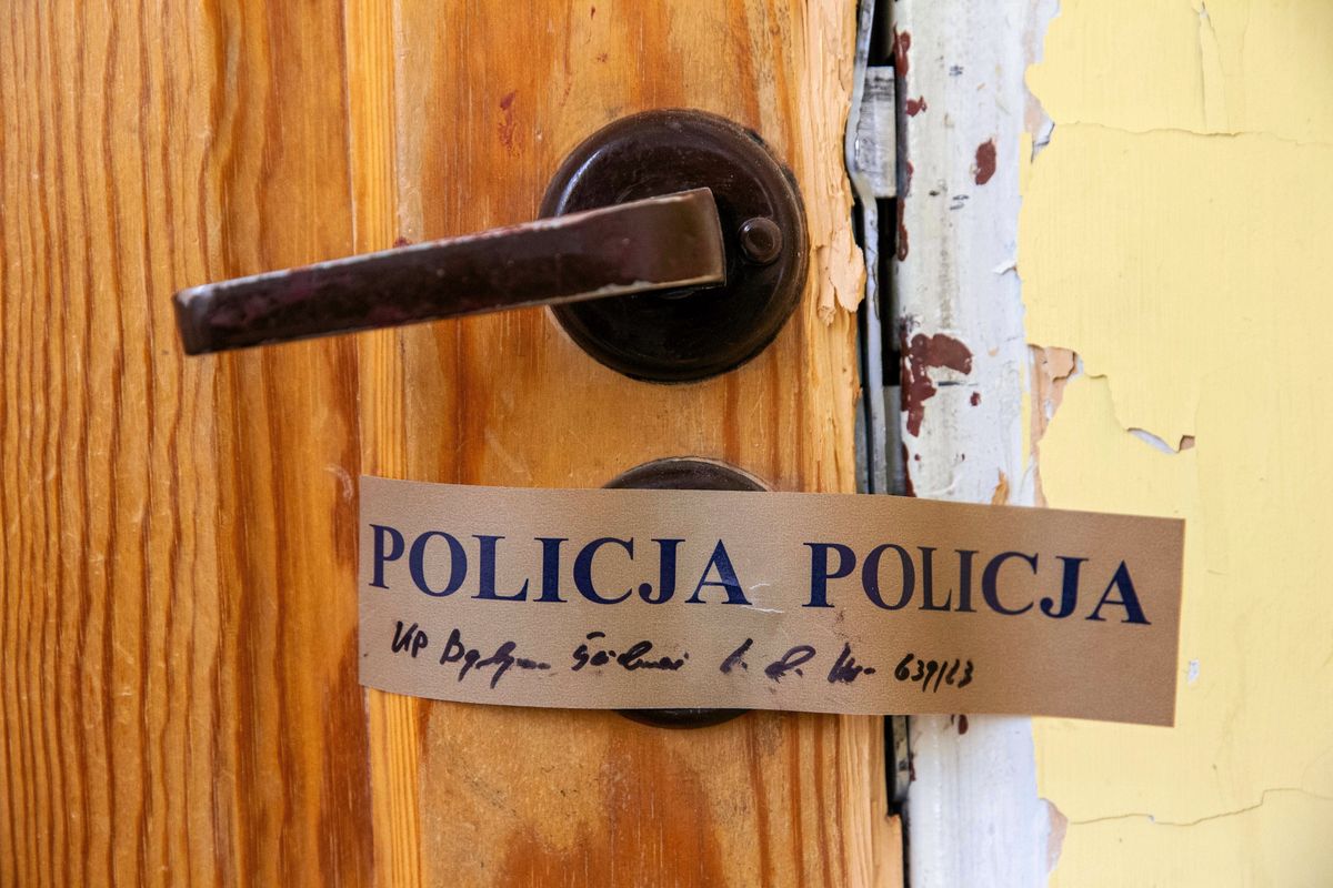 Policyjne plomby na drzwiach do mieszkania, gdzie doszło do zbrodni.