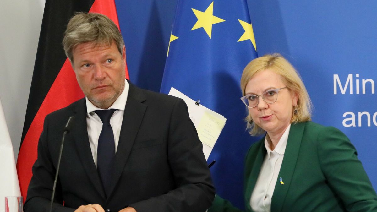 Wicekanclerz Niemiec Robert Habeck w Polsce
Fot. Wojciech Olkusnik/East News, Warszawa, 26.04.2022.  Ministerstwo Klimatu i Srodowiska. Konferencja prasowa z udzialem  minister Anny Moskwy oraz wicekanclerza, Federalnego Ministra Gospodarki i Ochrony Klimatu Republiki Federalnej Niemiec Roberta Habecka.
Wojciech Olkusnik