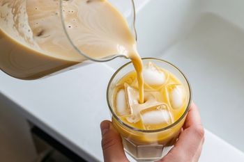Te napoje szkodzą w upały. Eksperci radzą, by ich unikać