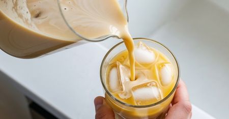 Te napoje szkodzą w upały. Eksperci radzą, by ich unikać