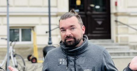 Burmistrz Wadowic miał "złamać" konsytuację. Zbudował szalet w parku