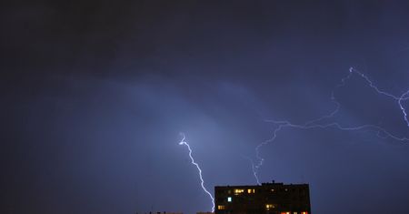 Burza nad Warszawą. Loty do stolicy przekierowane na inne lotniska