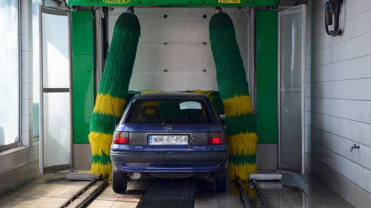 Myjnia automatyczna da połowiczny efekt zimą podczas mrozu. Co prawda umyje auto i je osuszy, ale nie zrobi tego dokładnie.