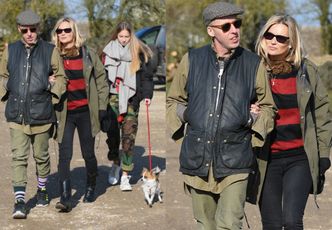 Kate Moss w casualowej stylizacji spaceruje z rodziną