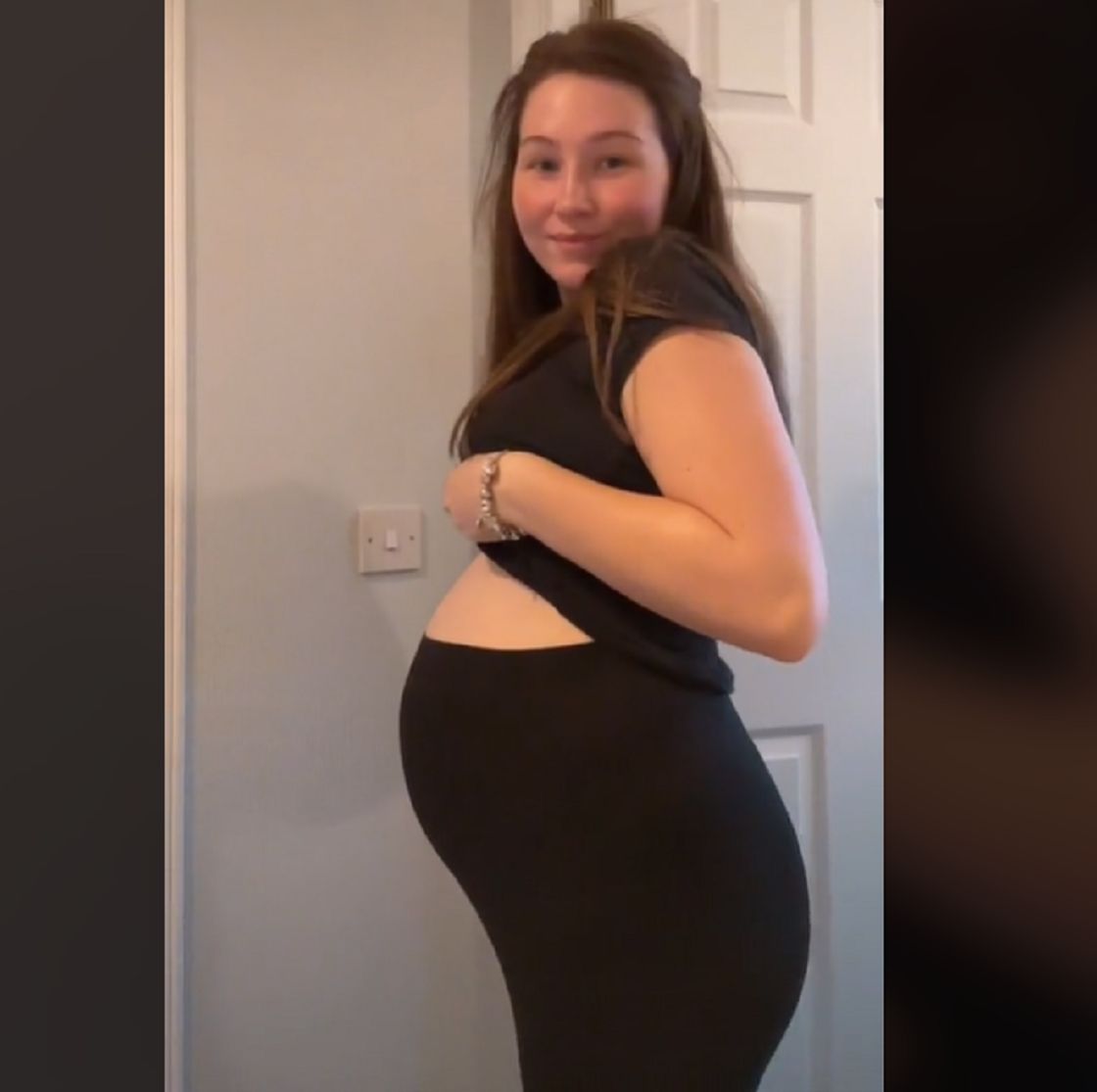 Aimie prezentuje brzuch