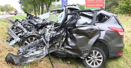 Ford uderzył w ciężarówkę. Nie żyje 30-letni kierowca