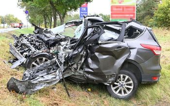 Ford uderzył w ciężarówkę. Nie żyje 30-letni kierowca
