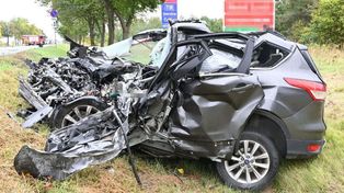 Ford uderzył w ciężarówkę. Nie żyje 30-letni kierowca