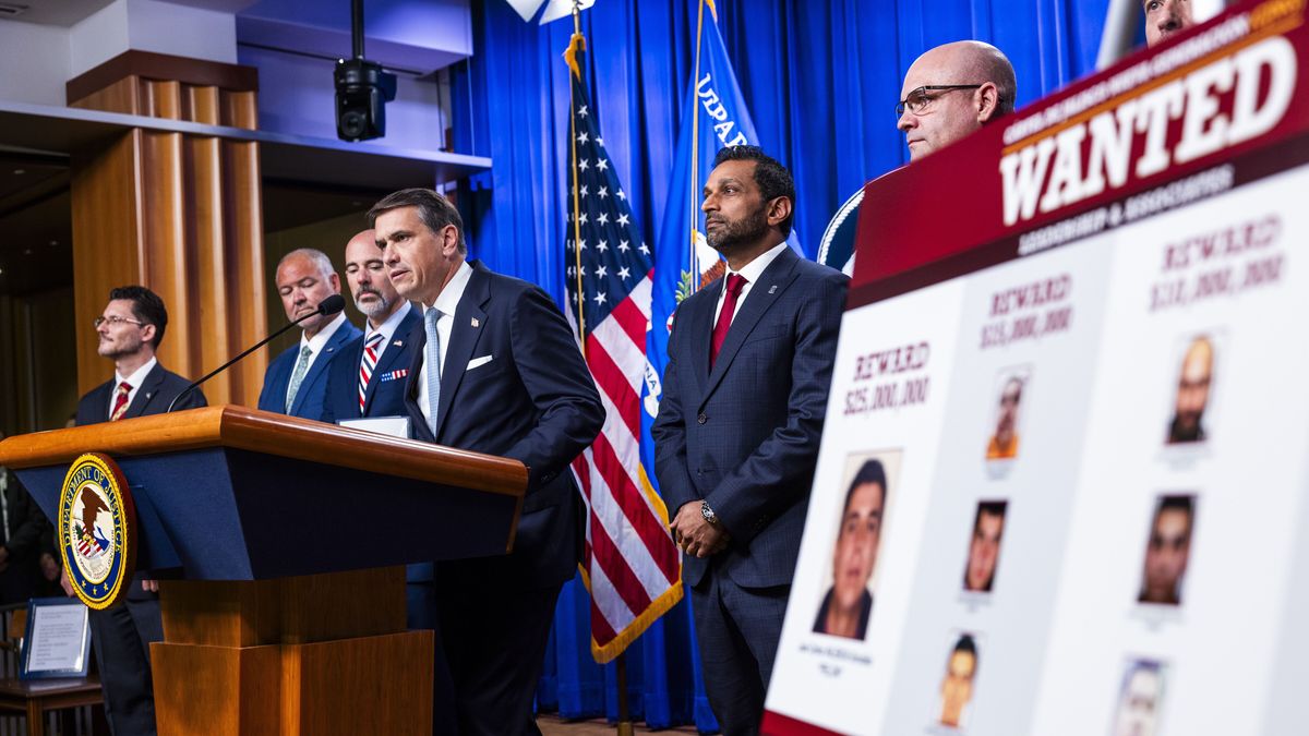 US Acting Attorney General Todd Blanche (C-L) and FBI Director Kash Patel (C-R) speak to reporters about enforcement efforts against Cartel Jalisco Nueva Generacion at the Justice Department in Washington, DC, USA, 05 August 2026. Blanche's confirmation vote in the US Senate is slated for 08 August 2026. EPA/JIM LO SCALZO Dostawca: PAP/EPA.