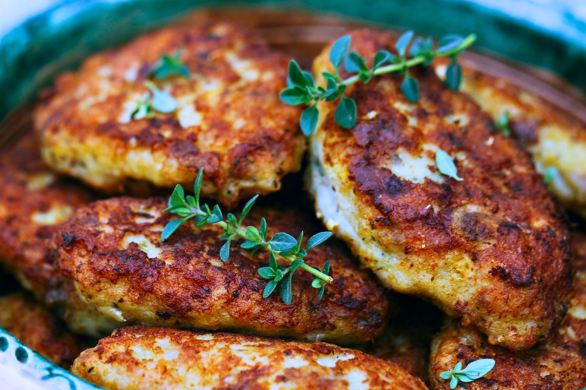 Obok karpia stawiam postne kotlety. Przed wojną były obowiązkowe, dziś każdy się dziwi na ich widok