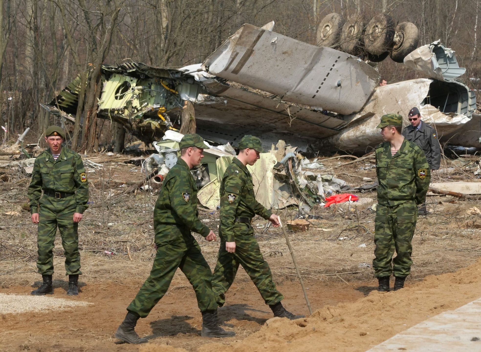 Polish President's  plane crash in Smolenskepa02114878 Russian soldiers stand guarding the wreckage of a Polish government Tupolev Tu-154 plane that crashed near Smolensk airport, Russia, 13 April 2010. All people aboard the plane including Polish President Lech Kaczynski and his wife Maria Kaczynska were killed in the crash.  EPA/SERGEI CHIRIKOV
Dostawca: PAP/EPA.SERGEI CHIRIKOVkatastrofa smole�ska, smole�sk, tu 154, tu-154, wrak, tragedia, samolotu prezydenckiego rz�dowego, smolenskwrak