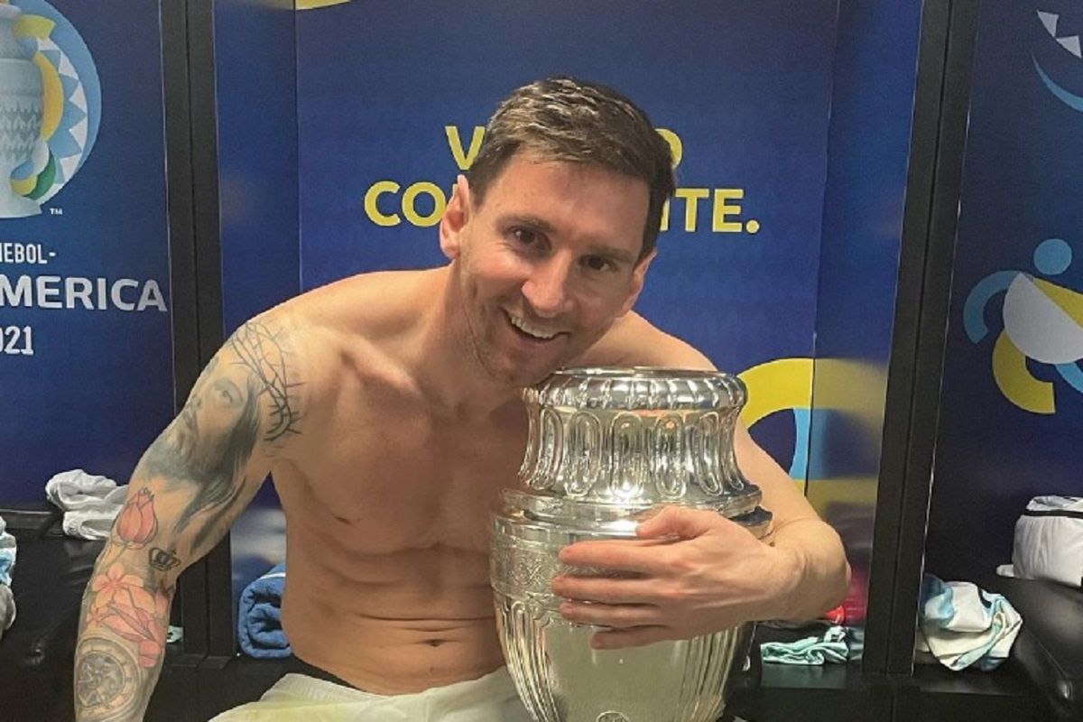 Lionel Messi z pucharem za wygranie  Copa America
