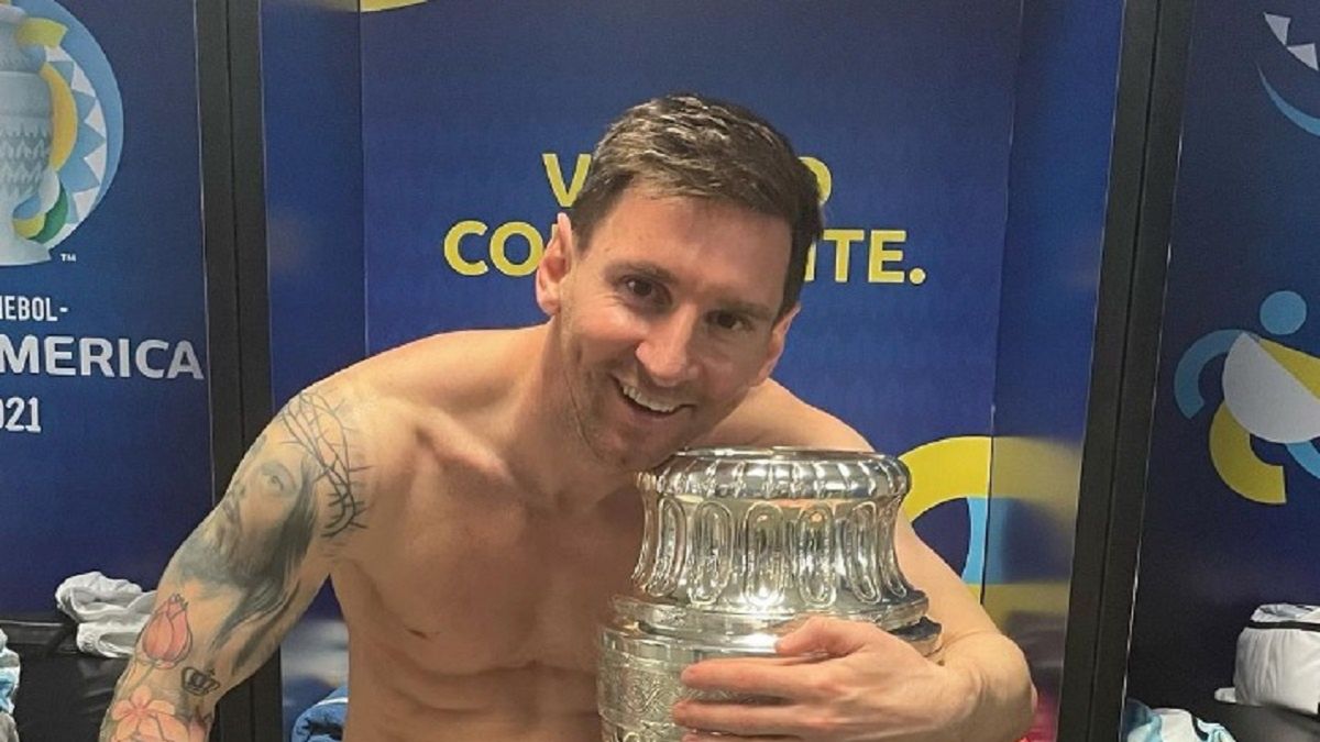 Lionel Messi z pucharem za wygranie  Copa America