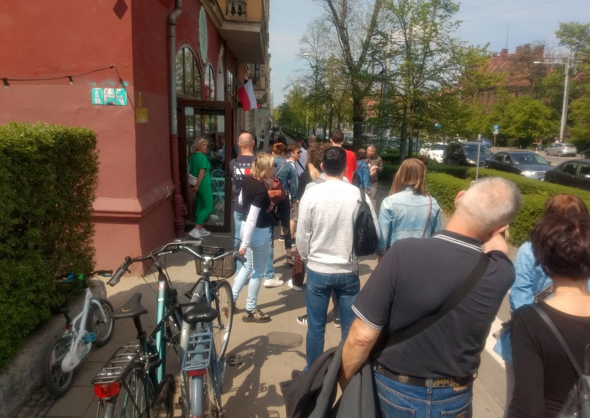 Kolejka do lodziarni przy moście Zwierzynieckim we Wrocławiu