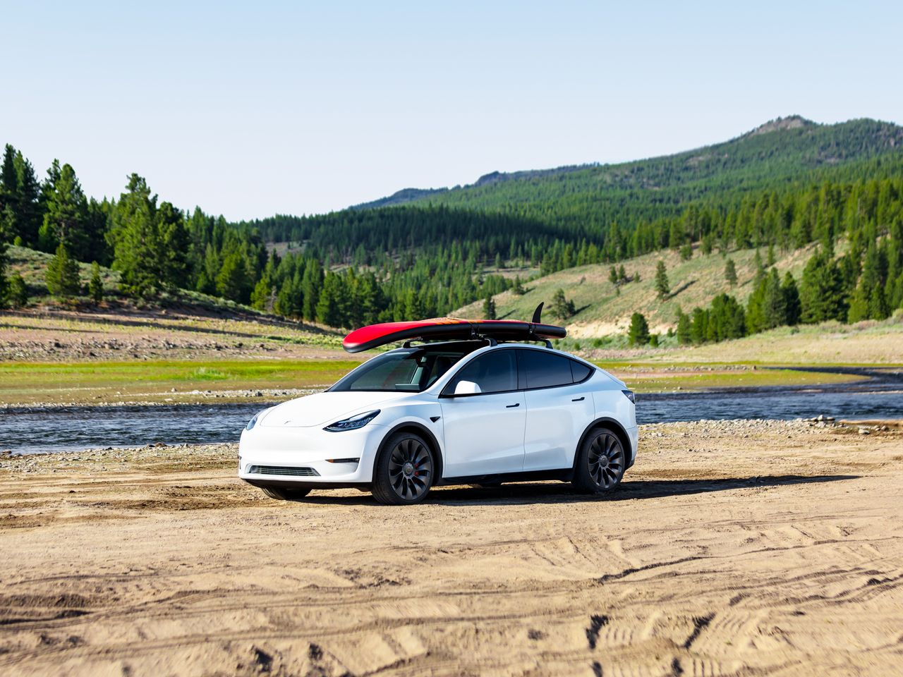 Tesla Model Y to auto lifestyle'owe, o czym świadczy deska surfingowa na zdjęciu prasowym