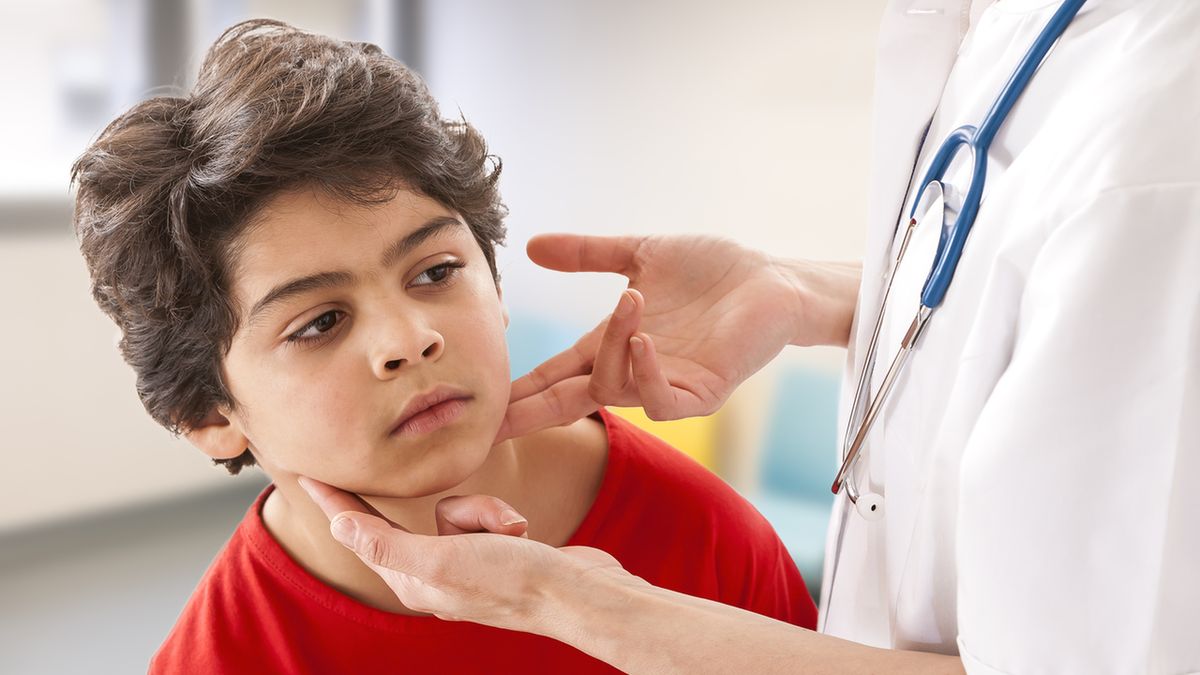 Zapalenie krtani to schorzenia dotyczące zarówno dzieci, jak i dorosłych, lecz mające w zależności od wieku różne objawy i nieco odmienny przebieg.