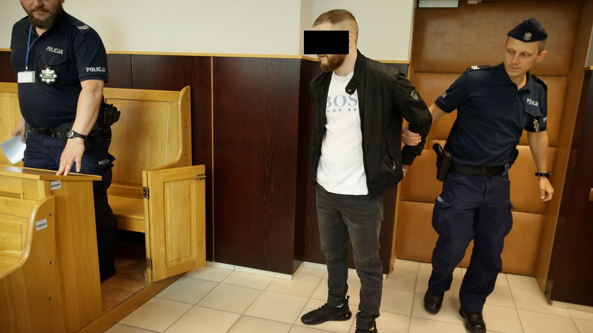 Oskarżony Bartosz P. podczas pierwszej rozprawy w poznańskim sądzie