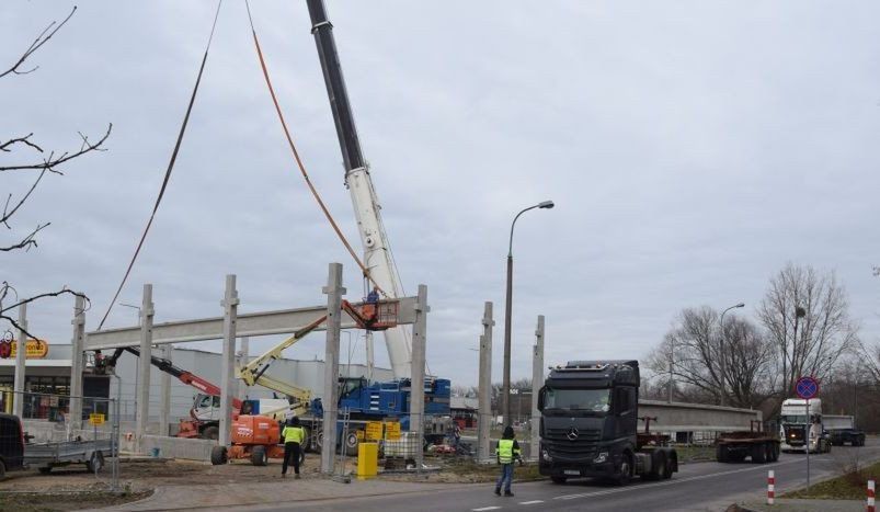 Budowa nowej galerii handlowej w Radomiu nabiera tempa, w poniedziałek, 8 grudnia montowano dźwigary, na których oprze się dach budynku. Więcej na kolejnych zdjęciach 