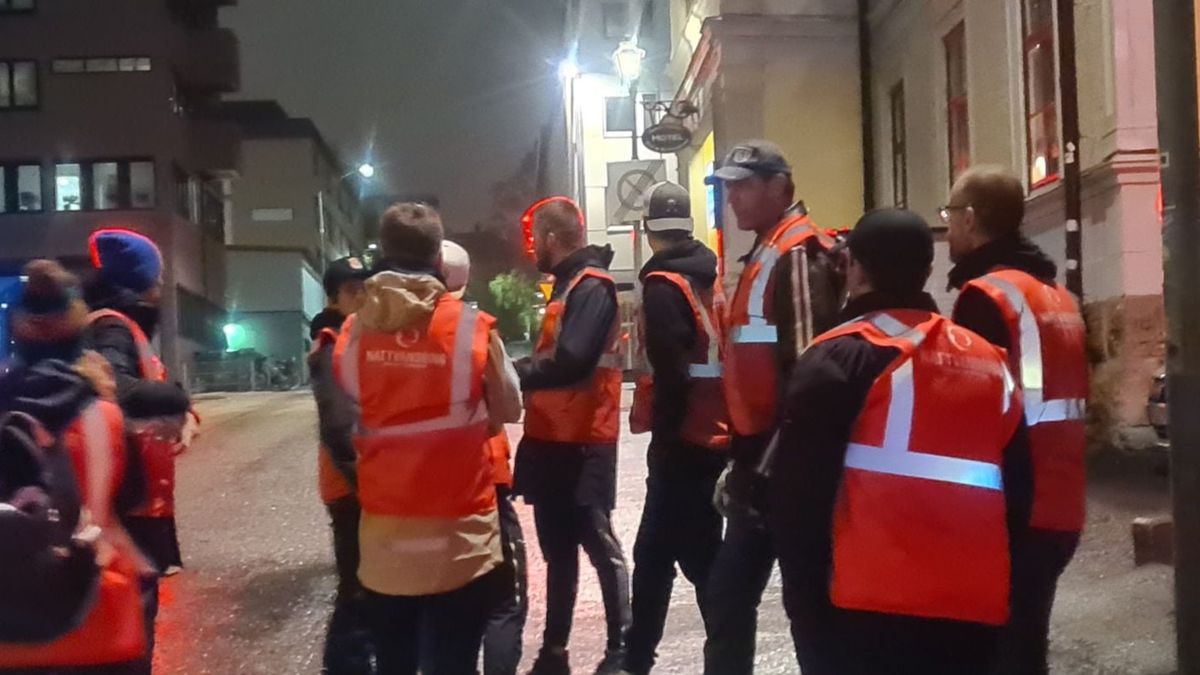 Sąsiedzka straż nocna w Szwecji, działa od lat. Ludzie nie wierzą w skuteczność służb bezpieczeństwa