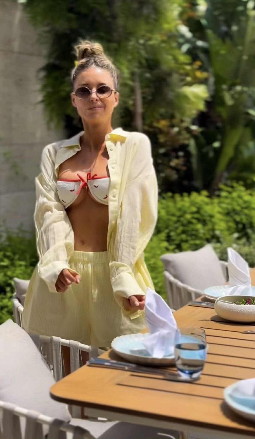 Małgorzata Rozenek w staniku w papryczki gotuje z Radziem