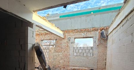 Strop budowlany przygniótł mężczyznę. 44-latek z obrażeniami został przetransportowany śmigłowcem do szpitala
