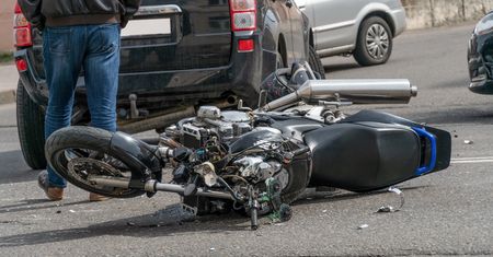 Radziejów: Nie zachował odstępu i uderzył w tył Renaulta. 55-letni motocyklista trafił do szpitala