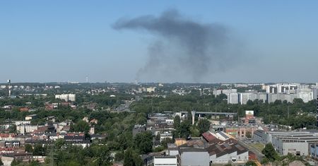 "Wygląda na podpalenie". Kolejny pożar, kłęby dymu widoczne z daleka
