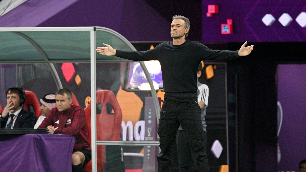 AL KHOR, QATAR - NOVEMBER 27: Coach Luis Enrique of Spain reacts during the FIFA World Cup Qatar 2022 Group E match between Spain and Germany at Al Bayt Stadium on November 27, 2022 in Al Khor, Qatar. (Photo by Lionel Hahn/Getty Images)