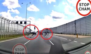 Sceny grozy na trasie S2. Rowery nagle spadły z dachu auta