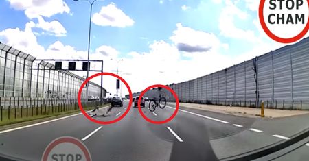 Sceny grozy na trasie S2. Rowery nagle spadły z dachu auta