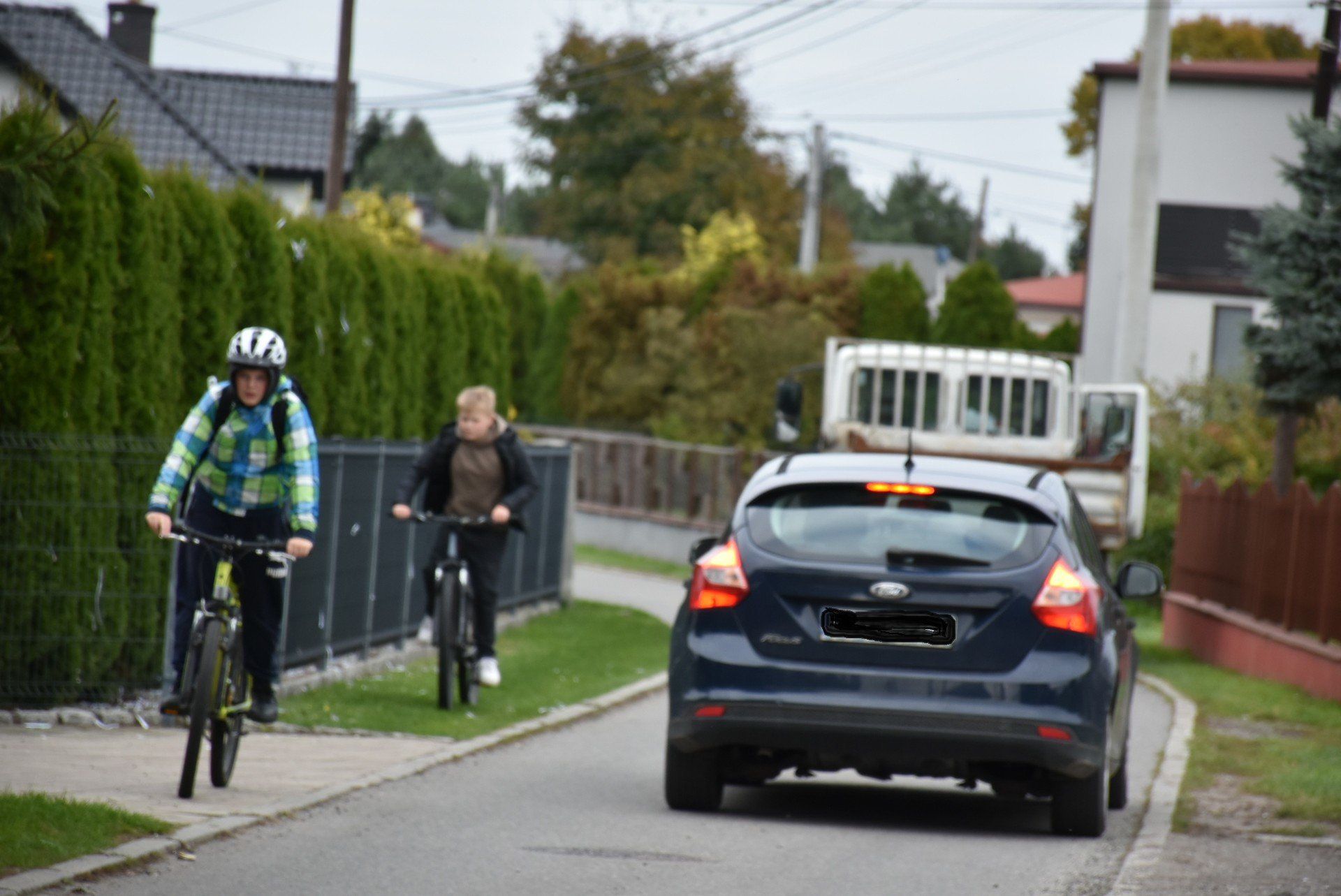 Żorski ratusz &#34;z radością&#34; poinformował, że &#34;zakończyła się budowa długo wyczekiwanej inwestycji drogowej w Rowniu