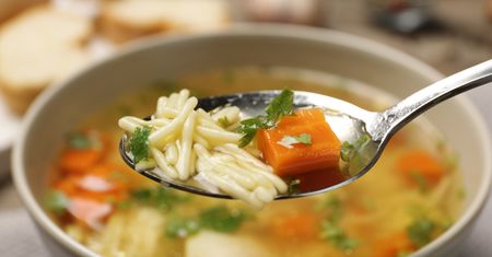 Polskie kucharki ignorują ważną zasadę. Przez ten błąd rosół traci kolor i smak