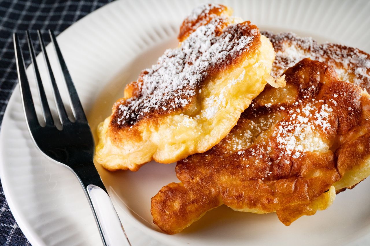 Rozgnieć dojrzałe banany i dorzuć do ciasta. Racuchy jeszcze lepsze niż z jabłkami