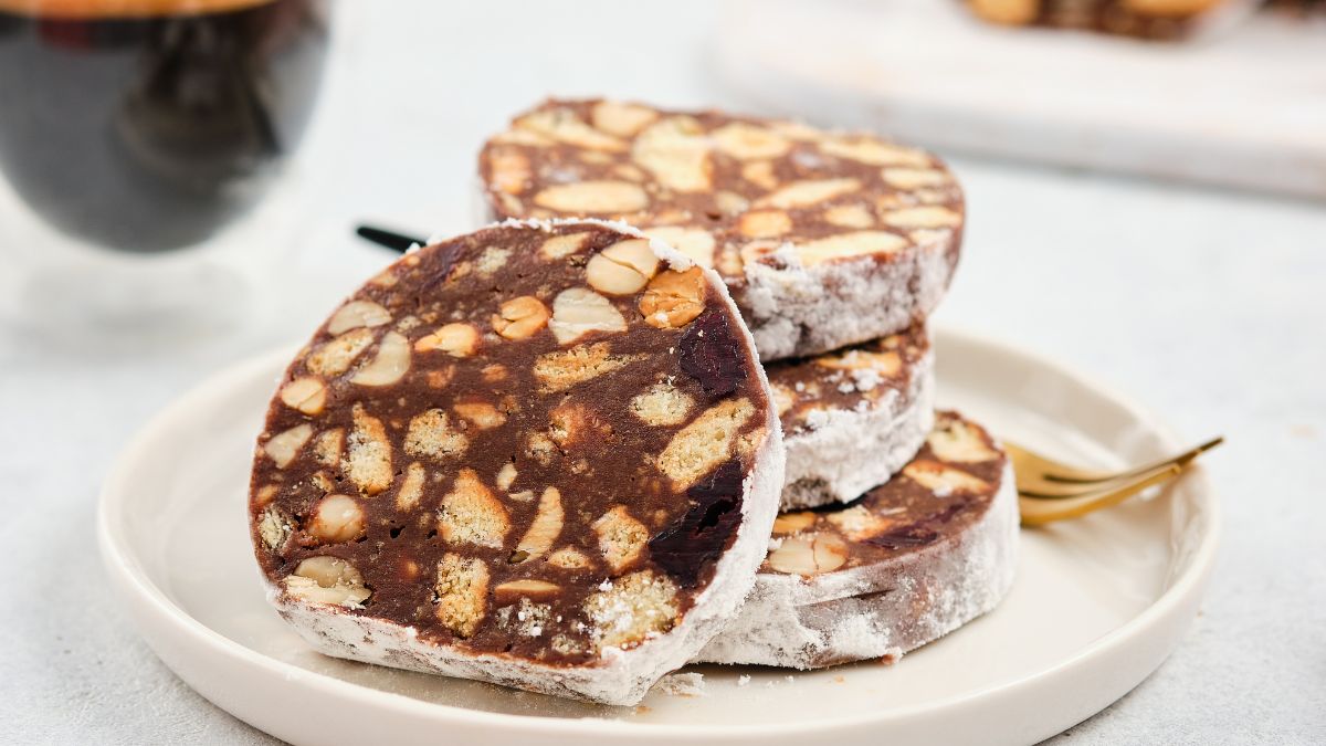 Czekoladowe salami z orzechami i herbatnikami
