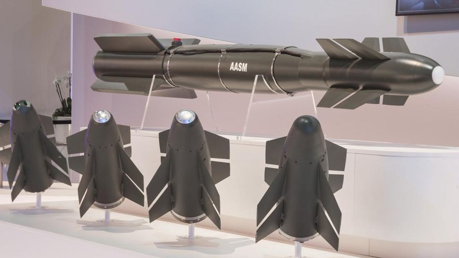 Bomba AASM Hammer 250 kg wraz z zaprezentowanymi różnymi głowicami naprowadzającymi. 