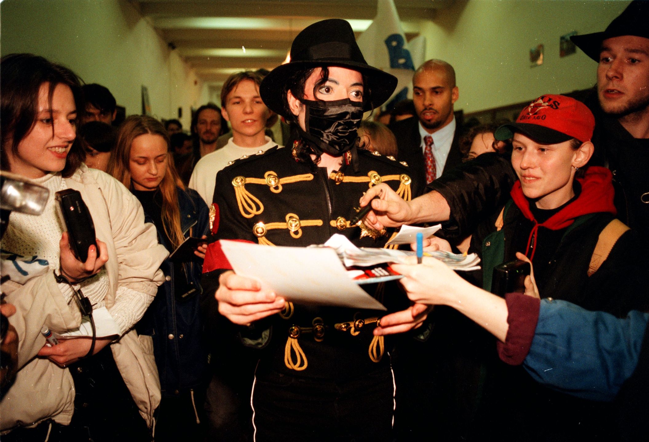 WARSZAWA  MICHAEL JACKSON PODCZAS POBYTU W POLSCE  WIZYTA W LICEUM BATOREGOFOTO WOJTEK RZAZEWSKI27/5/97WR 301/97KL.15
W, I