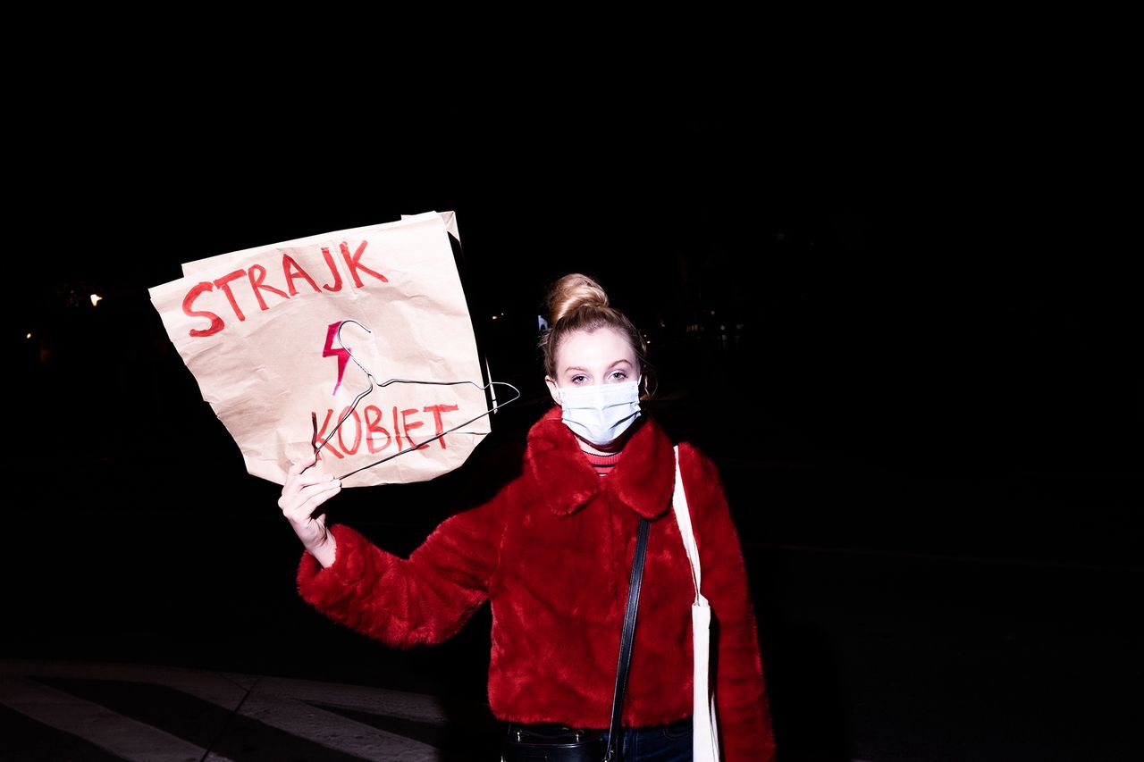 Aborcja Bez Granic świętuje swój billboard w Warszawie. "To sygnał solidarności ze wszystkimi osobami, które mogą potrzebować aborcji"