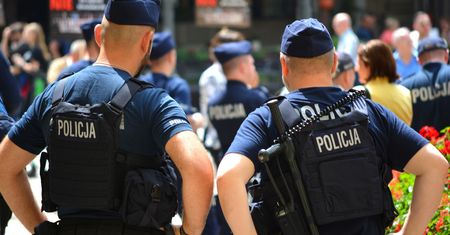Kolejna skandaliczna interwencja. Policjant uderzył mężczyznę w twarz