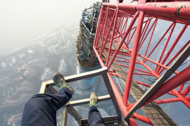 Czyste szaleństwo! Rosjanie wspinają się na drugi najwyższy budynek świata