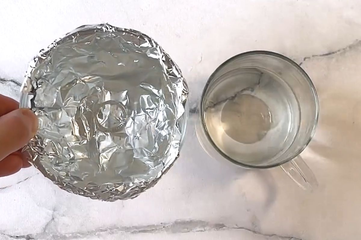 Czyszczenie biżuterii za pomocą folii aluminiowej.