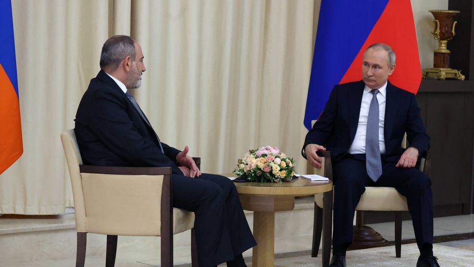 Premier Armenii Nikol Paszynian i Władimir Putin podczas spotkania w Moskwie w kwietniu 2022 r.