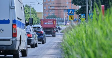 Lublin znów zarósł trawą, a to niebezpieczne dla pieszych i kierowców. Kiedy będzie koszenie?