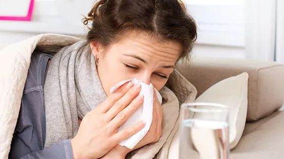 To, kto wypłaci pracownikowi należne mu pieniądze, zależne jest od tego, czy inspektor sanitarny uzna, że podczas kwarantanny dana osoba może wykonywać swoje zawodowe obowiązki.