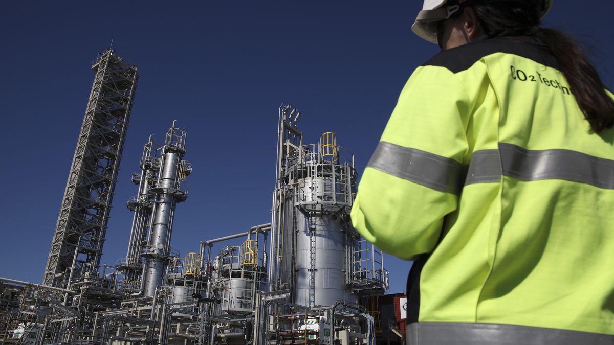 Na zdjęciu największa w Norwegii rafineria Mongstad pod Bergen