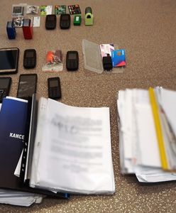 Warszawa. Jeden udawał, że nie żyje, drugi chował się w szafie. Policja rozpracowała oszustów