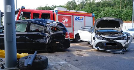 Tak się kończy jazda na czerwonym. Toyota uderzyła w opla, ten przewrócił się na bok i zatrzymał na latarni [ZDJĘCIA]