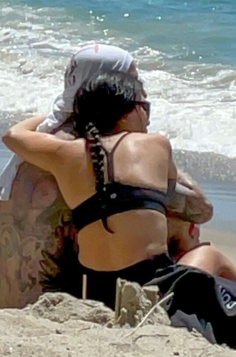 Kourtney Kardashian i Travis Barker wymieniają czułości na plaży