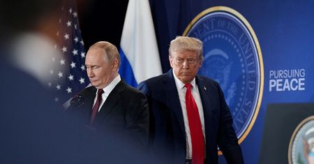 Trump pozdrowił "spiskujących". Doradca Putina odpowiada