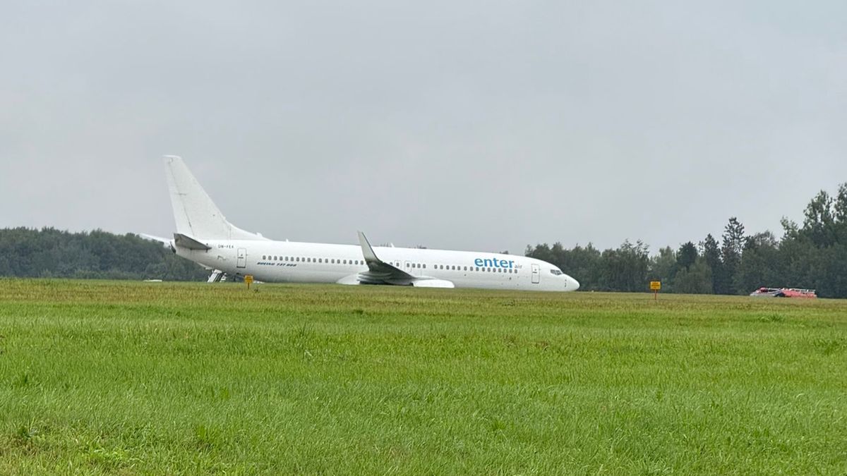 Samolot linii Enter Air, który wypadł z pasa startowego w Krakow